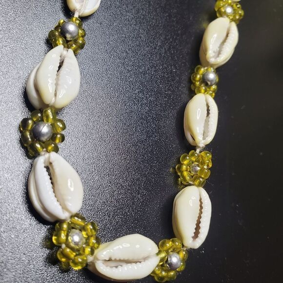 Seashell bay yellow green beaded‎ cowrie necklace - Picture 2 of 3